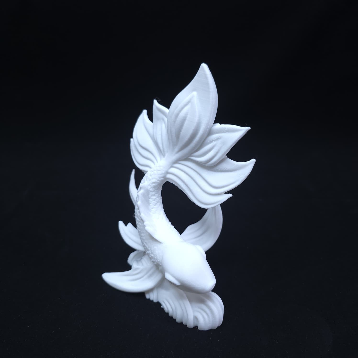 Koi Elegance – Escultura Decorativa Minimalista