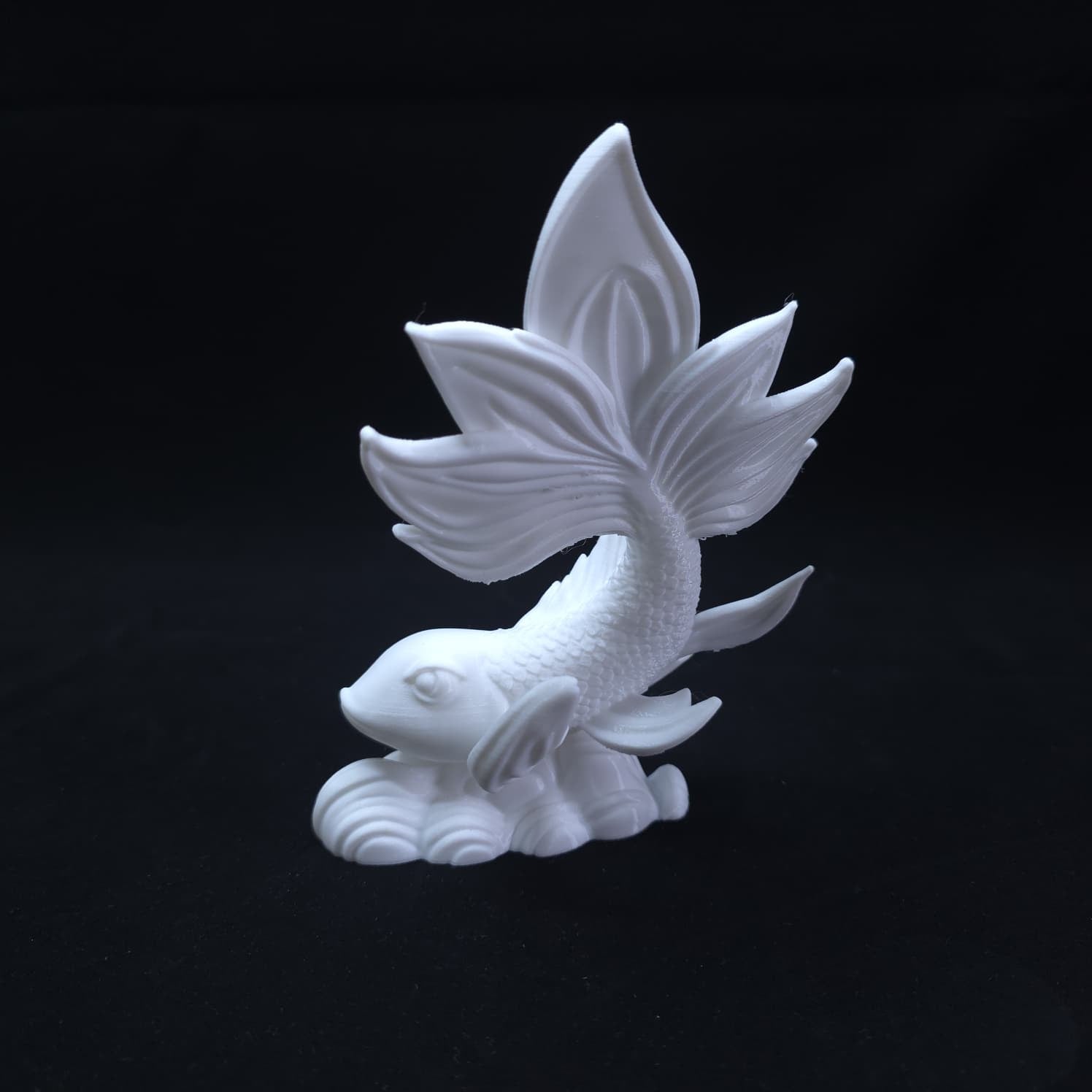 Koi Elegance – Escultura Decorativa Minimalista