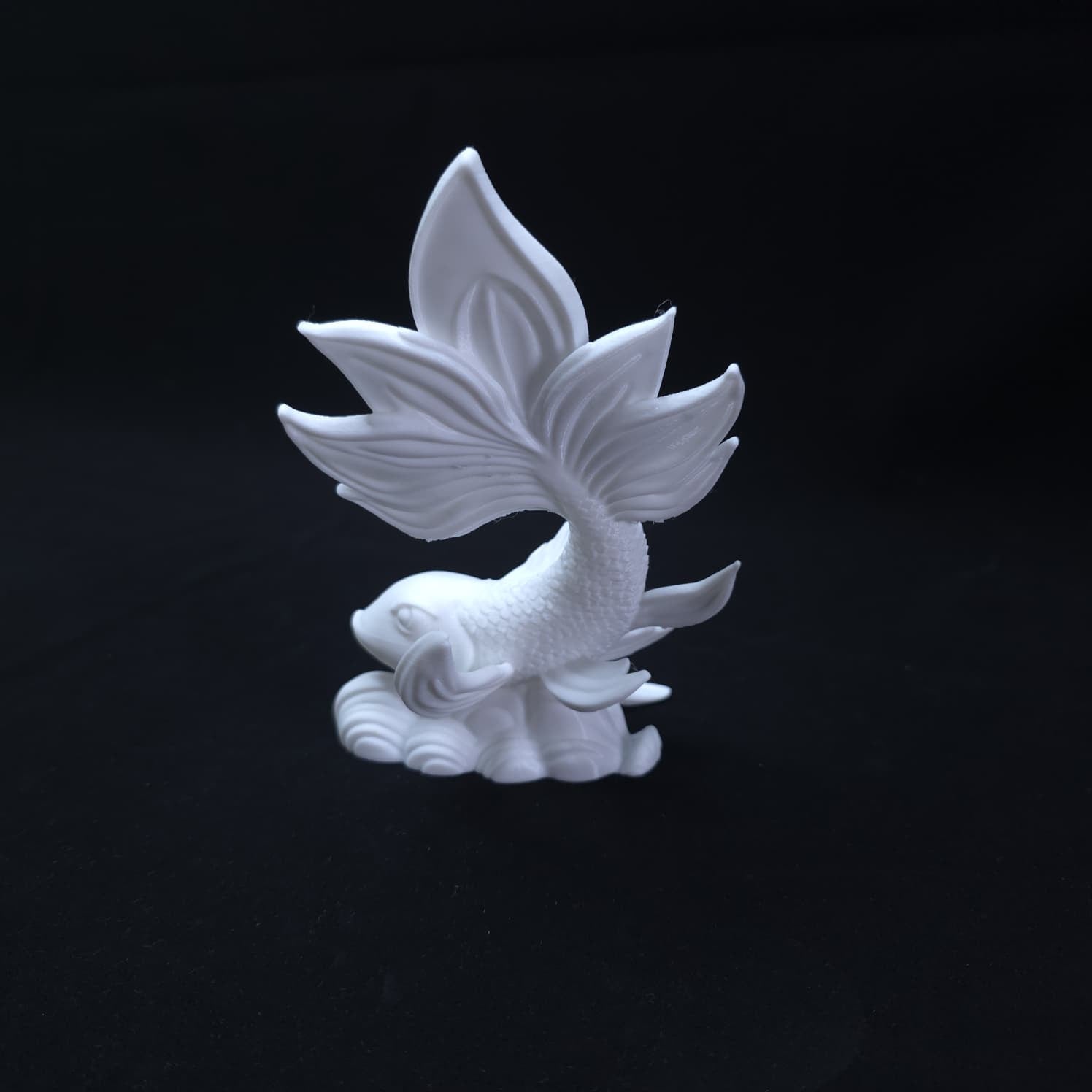Koi Elegance – Escultura Decorativa Minimalista