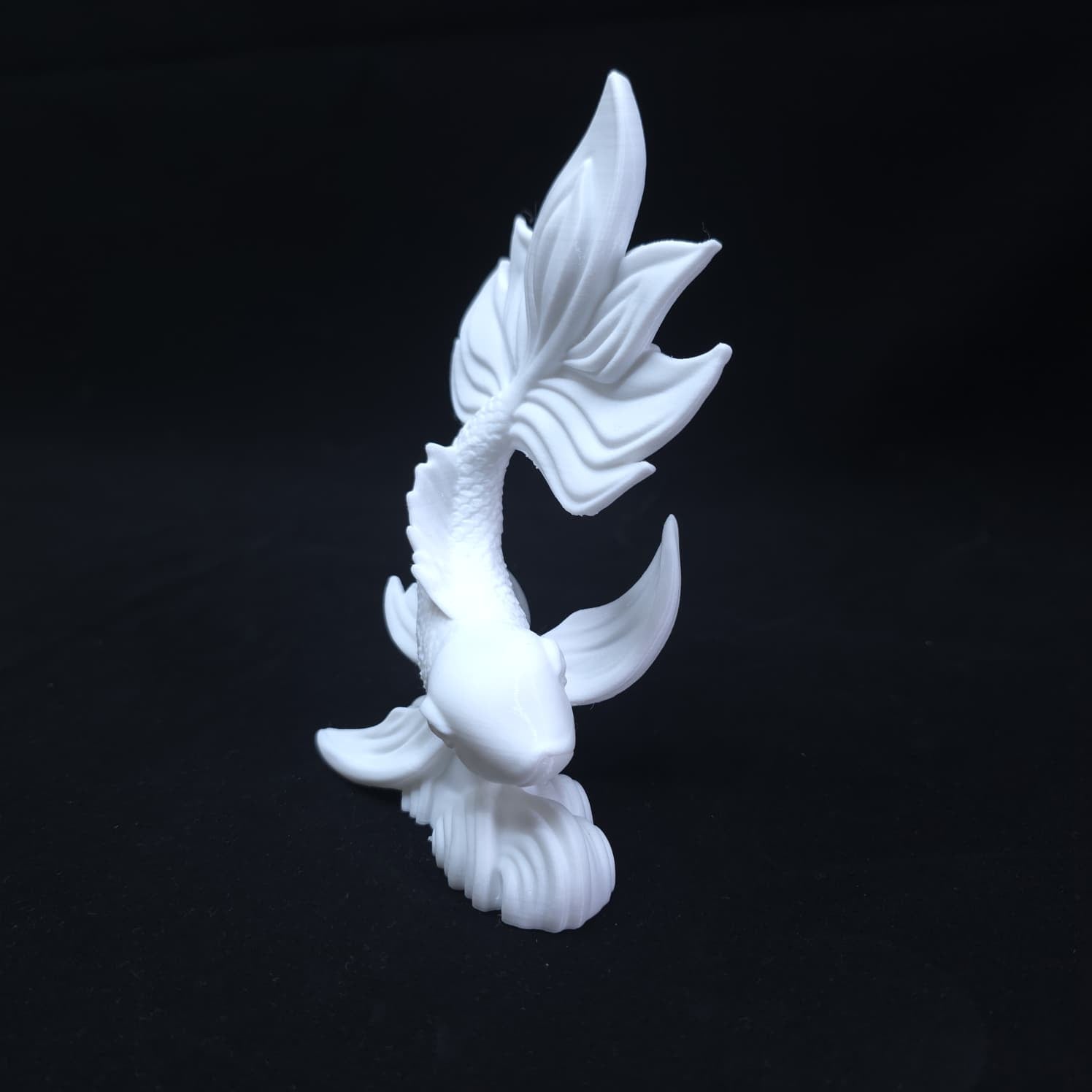 Koi Elegance – Escultura Decorativa Minimalista