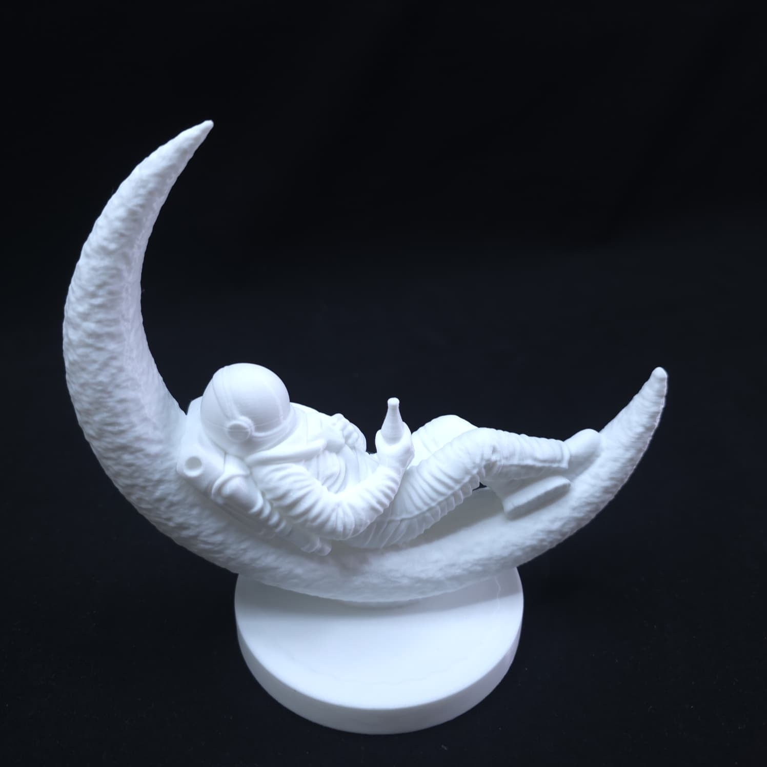 Lunar Dream – Astronauta na Lua Decorativo